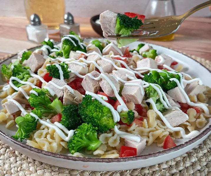 Ensalada pasta fría con pavo que sobró de navidad