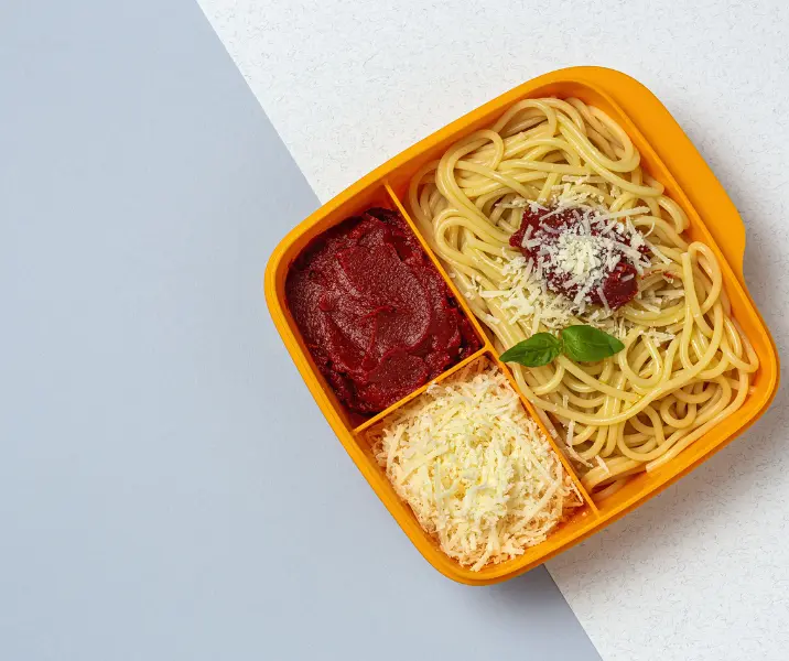 Tallarines con salsa boloñesa lista