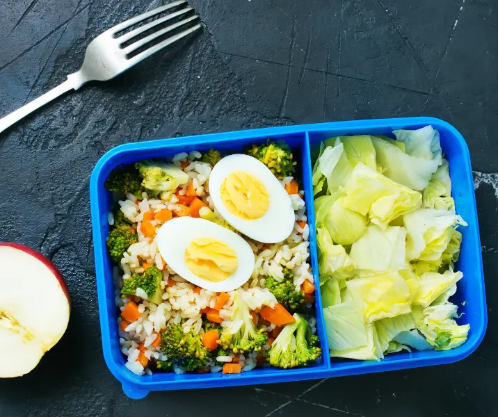 Arroz con verduras y huevo duro