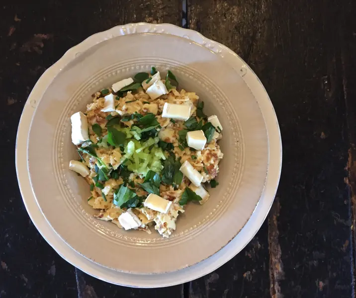 Tallarines de panqueques con ciboulette, ají verde, albahaca y queso camembert