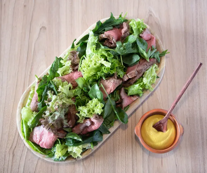 Roast beef con mix de hojas verdes