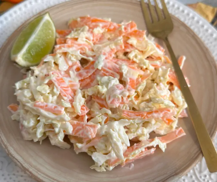 Repollo blanco, zanahoria y aliño de yogurt con ciboulette