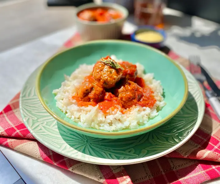 Albóndigas de pavo con salsa de tomate y arroz