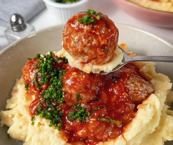 Albóndigas de pavo con salsa de tomate y puré de papas al ciboulette