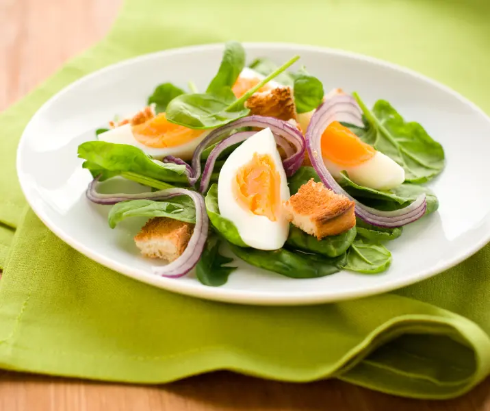 Espinaca con huevo y champiñones