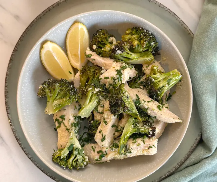 Pollo al limón con brócoli asado