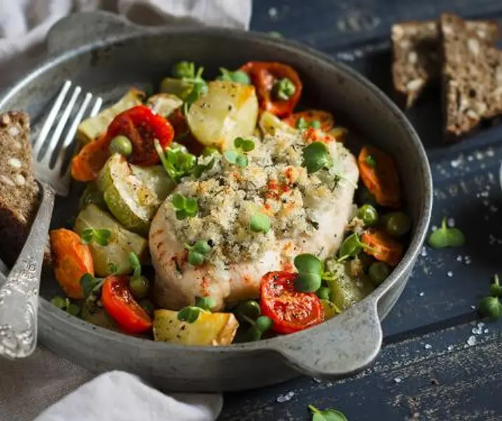 Pollo con verduras y papas doradas