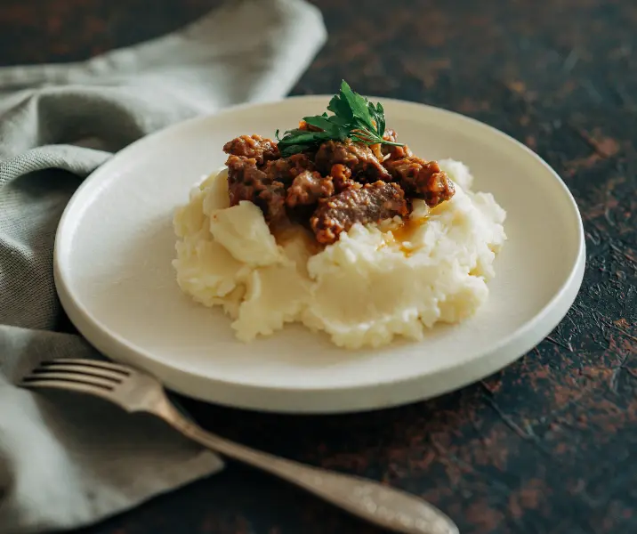 Carne al jugo con puré de papas