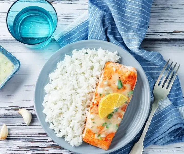 Salmón al horno con arroz