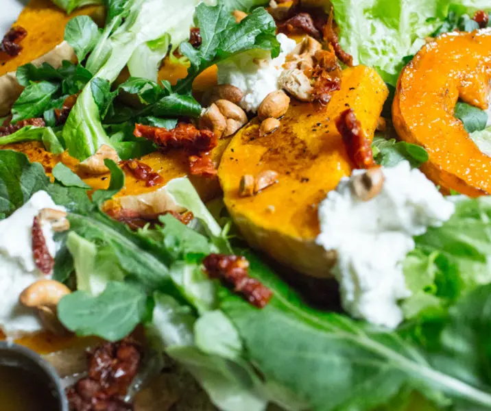 Zapallos rostizados, ricota y rúcula