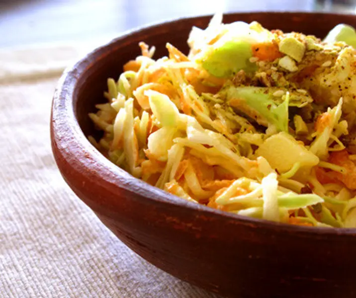 Ensalada maría chela (repollo, zanahoria, manzana)